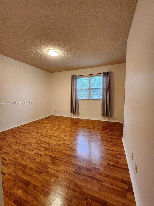 Building Photo - 1050 Sorrento Dr