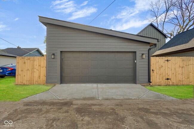 Building Photo - 1025 Churchman Ave