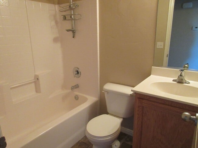 Building Photo - Move-In Bonus! 3 bedroom - 2 bathroom twin...