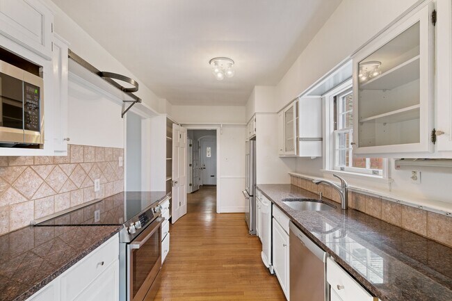 Building Photo - 5325 Chevy Chase Pky NW