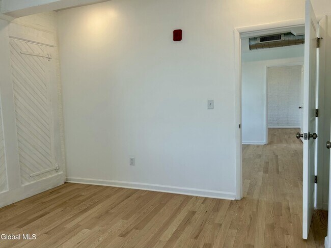 Building Photo - 155 River St