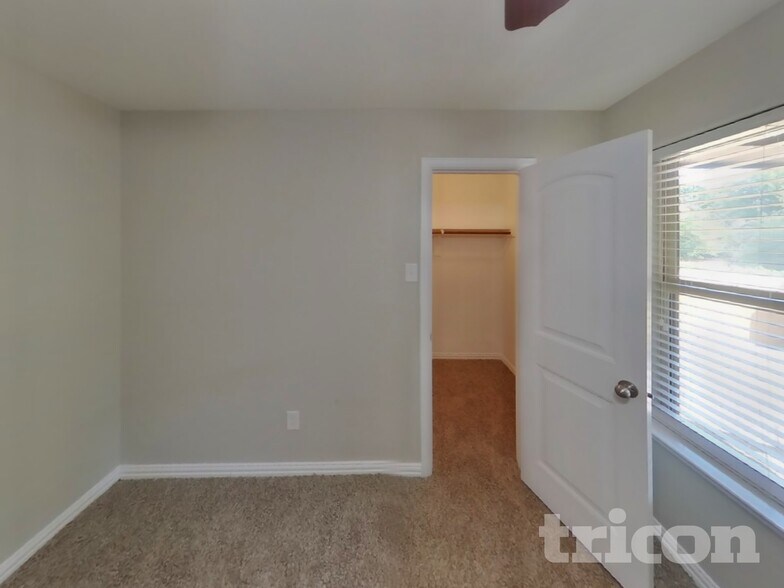 Building Photo - 429 Park Meadows Dr