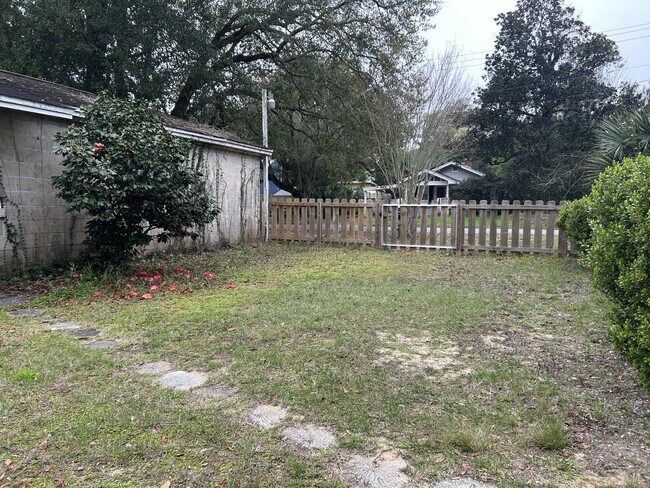 Building Photo - 1701 E Bobe St