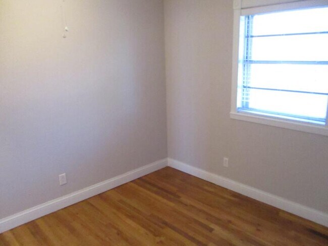 Building Photo - 1005 S 11th St