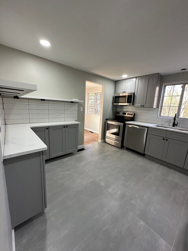 Building Photo - 4 bedroom 2.5 bath single family in Burlin...