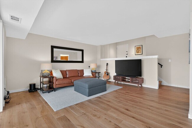 Building Photo - 2 bed 1 bath condo for rent in Rockville