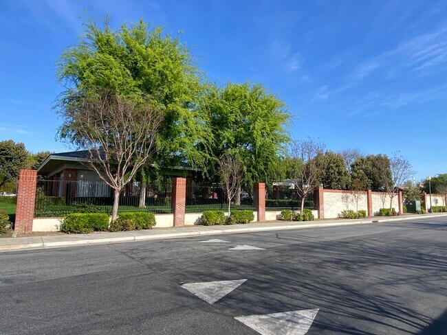 Building Photo - Gated Community of Grand Island in Seven Oaks 2 BD 2 BA Gorgeous House