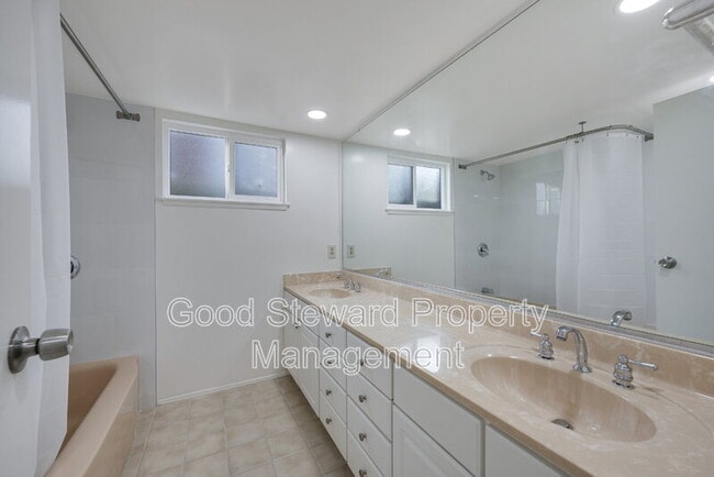 Building Photo - 5111 Roxborough Dr