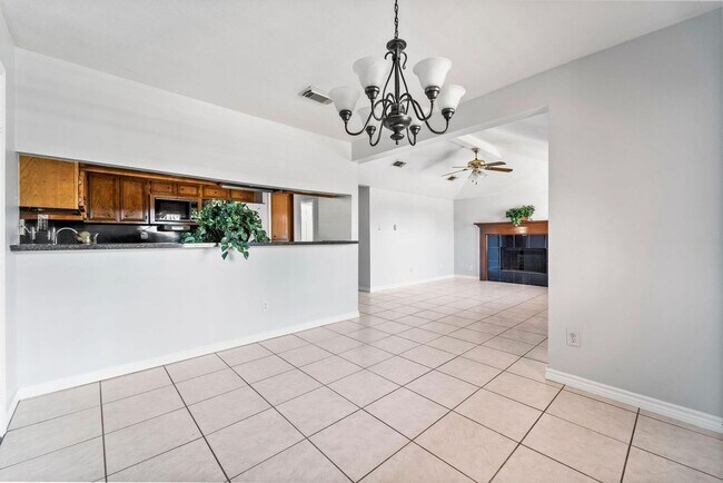 Building Photo - 13806 Long Glen Dr