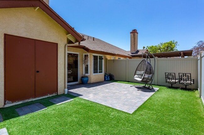 Building Photo - Charming Remodeled Townhome!