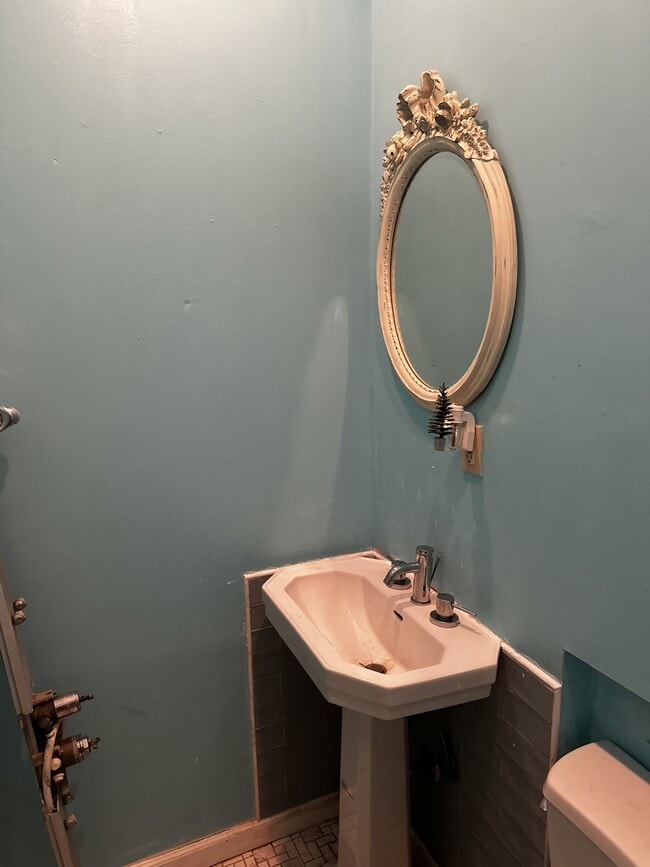 Building Photo - 521 Logan St