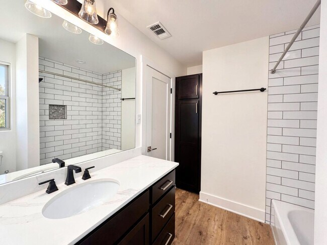 Building Photo - Modern 3 Bed / 2 Bath Home with Central Air & Updated Appliances in West Temple