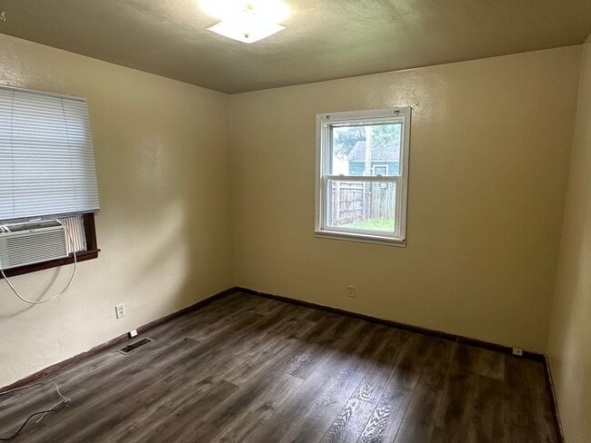 Building Photo - 1405 Holly Hill Dr