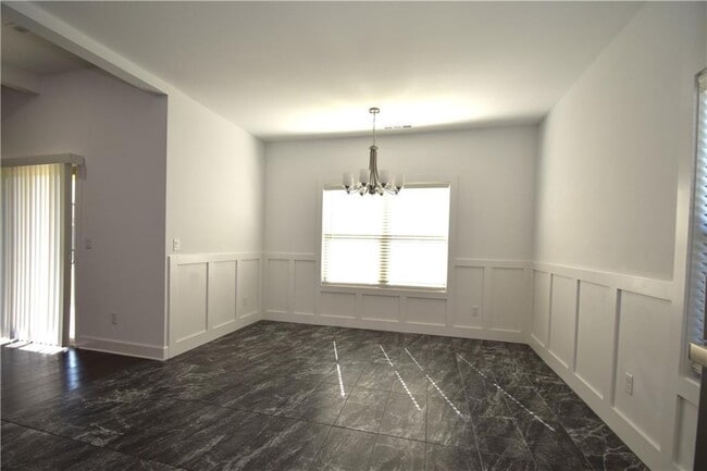 Building Photo - 4303 SW Bermuda Ave