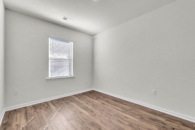 Building Photo - Modern 4BR Home with Loft & 2.5 Baths in W...