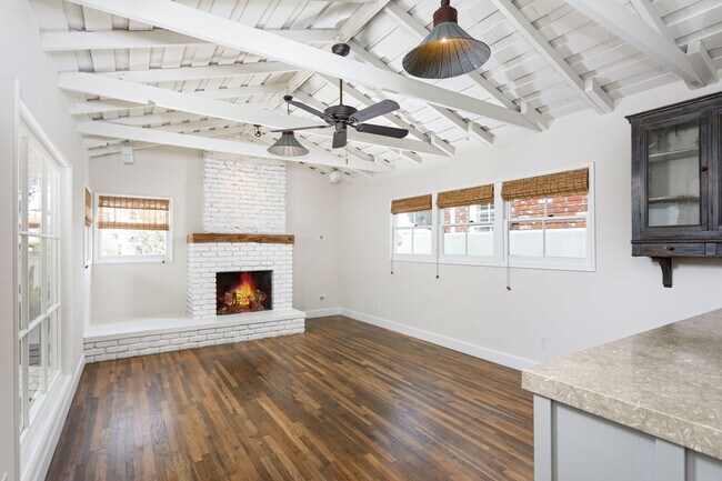 Building Photo - 502 Poinsettia Ave