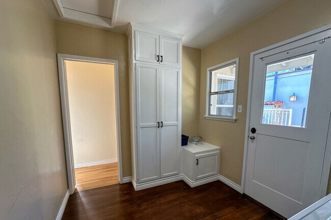 Building Photo - 2431 Walgrove Ave