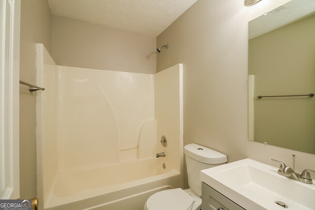 Building Photo - 8303 Lakeview Dr SW