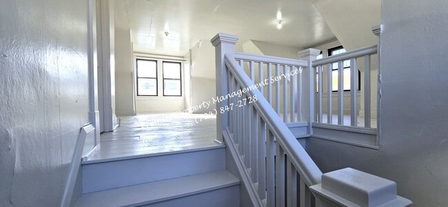 Building Photo - 922 Winslow Ave