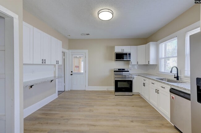 Building Photo - 3012 Rosewood Dr