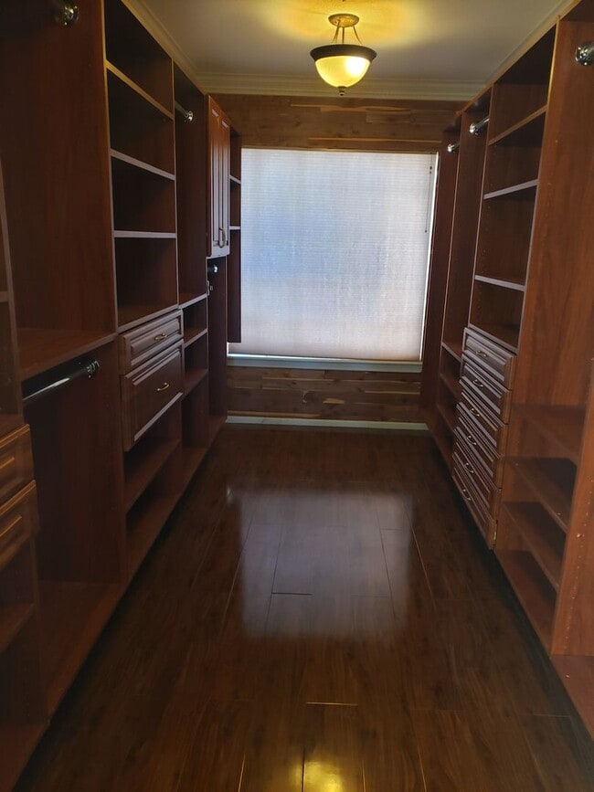 Building Photo - 8700 Captains Pl