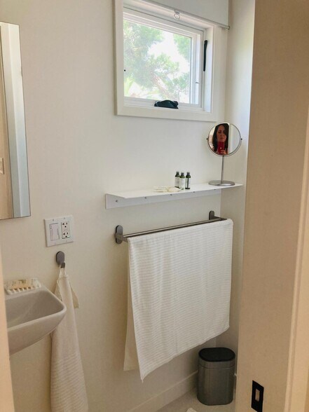 towel rack, shelf, window - 626 Bonair Way