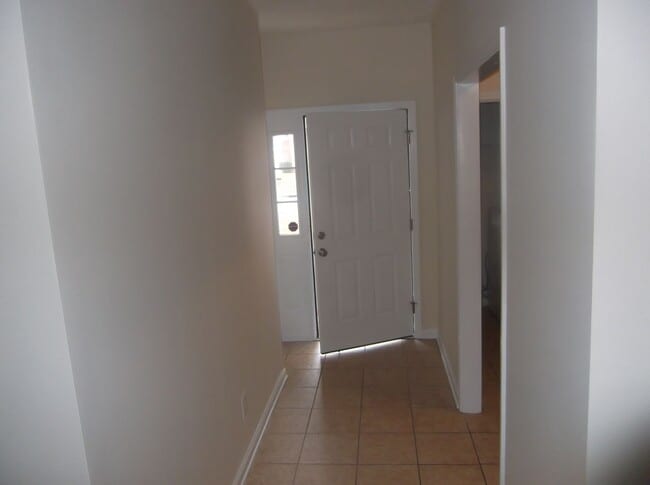 Building Photo - Spacious 3 bedroom with bonus!