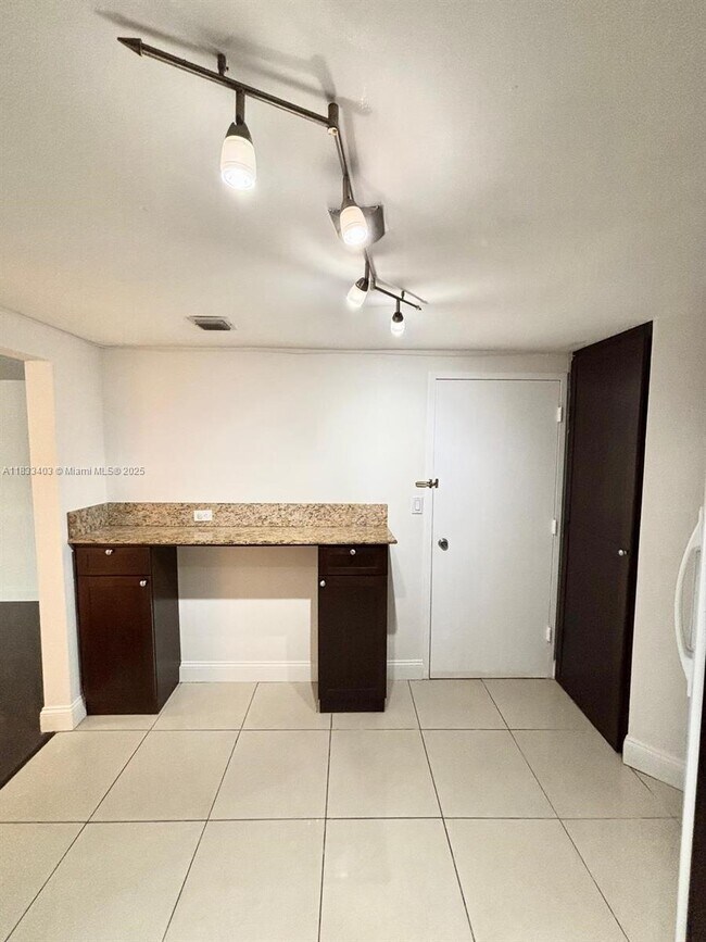 Building Photo - 801 Brickell Bay Dr
