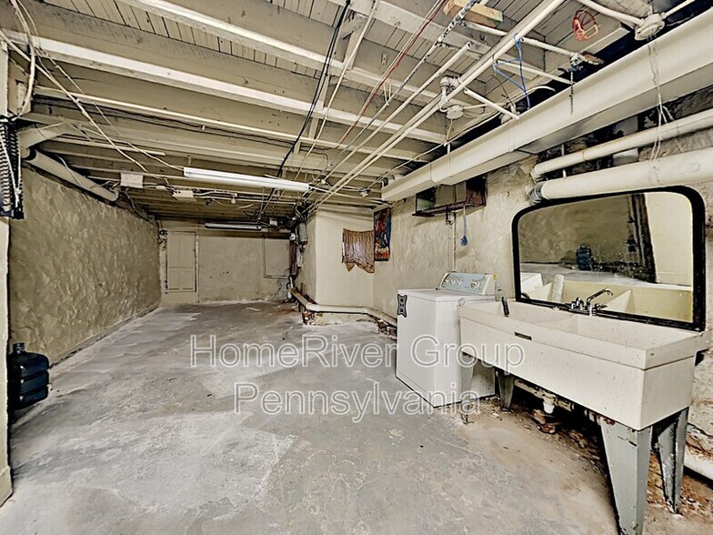 Building Photo - 110 N 61st St