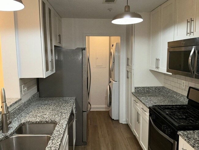 Building Photo - Beautiful 3BR 2BA condo located in the Dec...