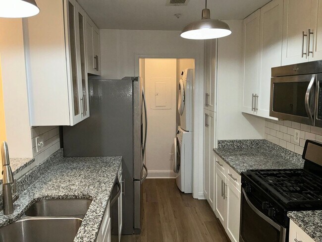 Building Photo - Beautiful 3BR 2BA condo located in the Decoverly neighborhood of Rockville