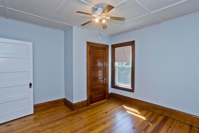 Building Photo - 33 Noble St