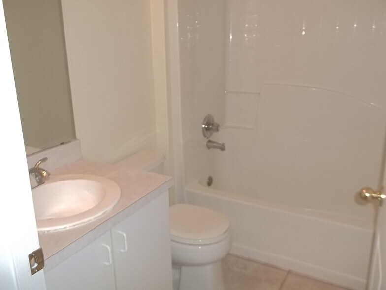 BATH TWO - 5422 NW Crista St