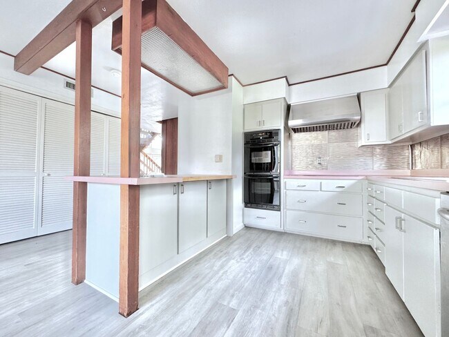 Building Photo - Spacious Baton Rouge Beauty on a Tree-Shad...