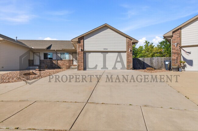 Building Photo - 2202 E Quivira Cir