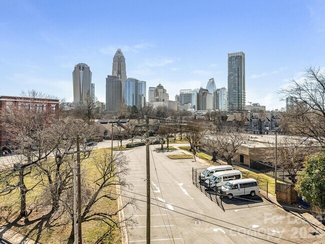 Building Photo - 514 W 10th St