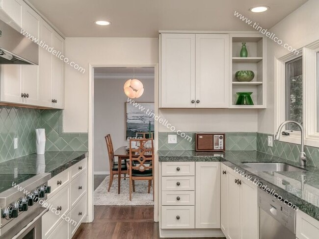 Building Photo - Spacious Mid-Century Modern Home in Counci...