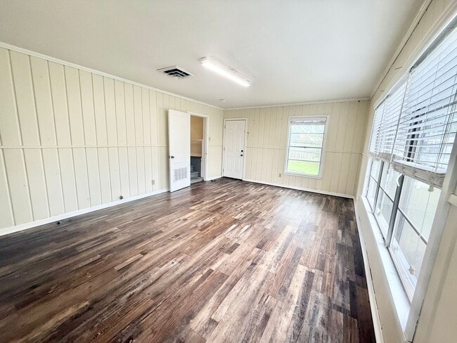 Building Photo - 3 bed/1 bath Duplex