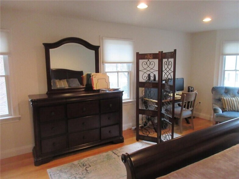 Building Photo - 270 Waterman St