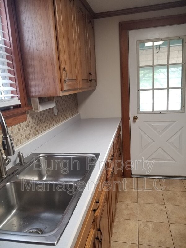 Building Photo - 944 Jackman Ave