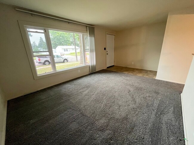 Building Photo - 3 Bed/1 Bath with Bonus Room and Fully Fenced in Yard!