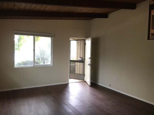 Building Photo - Quaint, single level duplex with one car garage