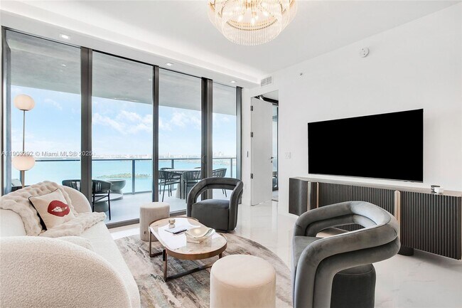 Building Photo - 700 NE 24th St