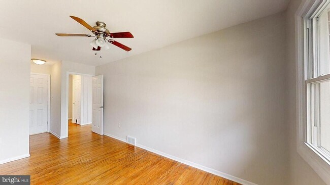 Building Photo - Recently Updated 4BR/2BA Twin with Central Air & Fenced Backyard