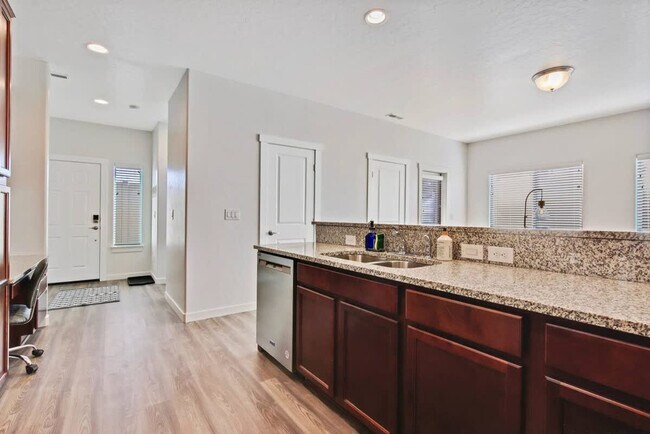 Building Photo - 5494 Cherry Ln