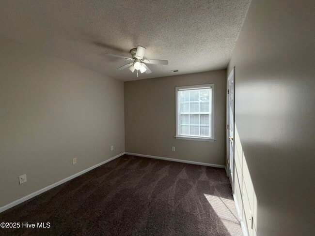 Building Photo - 142 Forest Bluff Dr
