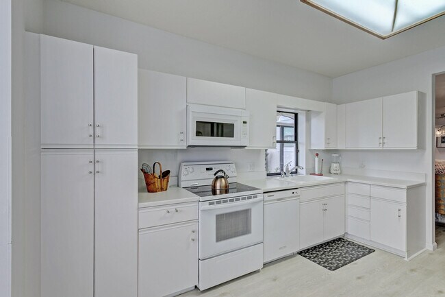 Building Photo - 3940 Back Bay Dr