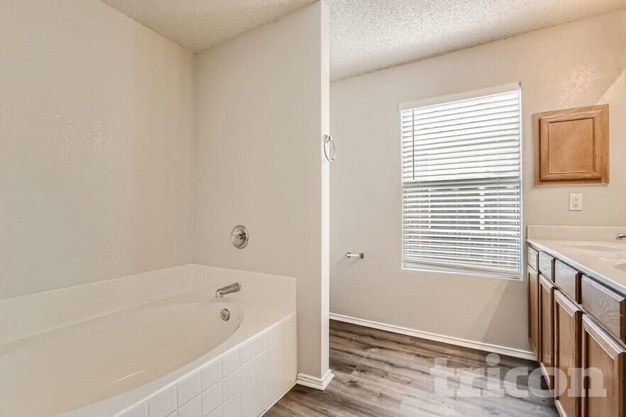 Building Photo - 4877 Trail Hollow Dr