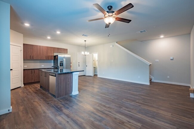 Building Photo - AVAILABLE NOW! GORGEOUS 2 BEDROOM FOUR PLE...