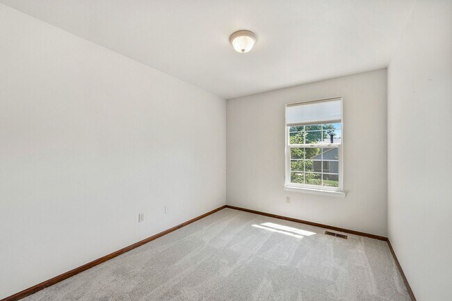 Building Photo - 2461 Hampshire Square